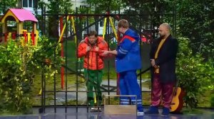 УРАЛЬСКИЕ ПЕЛЬМЕНИ - МАЛЬЧИК ВИТЯ ЗАСТРЯЛ В ЗАБОРЕ
