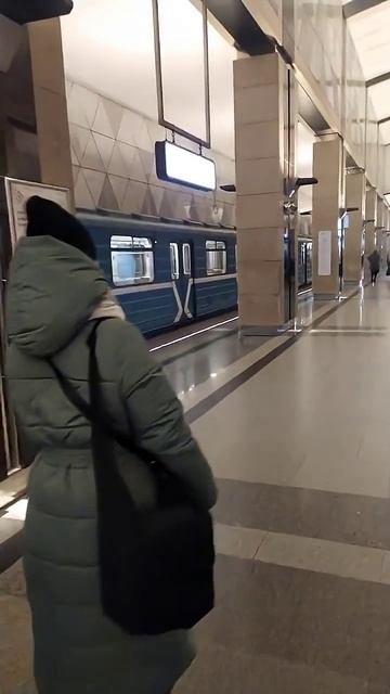 Станция метро Селигерская интерьер, поезда, пассажиры Москва Фрагмент 17