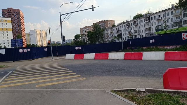Обзор сверху и две пионерные траншеи на площадке станции Луганская Бирюлёвской линии смотреть онлайн