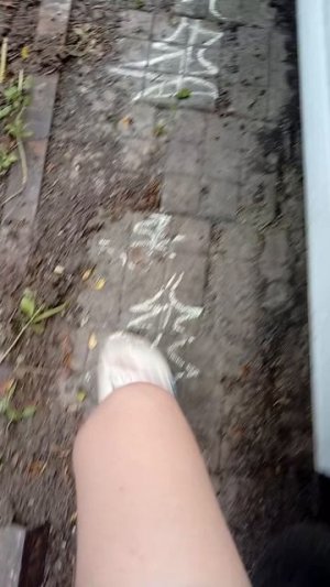 я у себя дома нарисовала руками целую полосу препятствий.