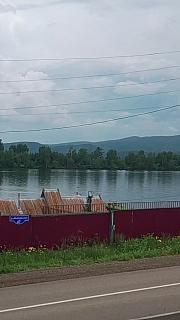 Лодки плавают.