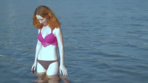 Красивая девушка загорает .