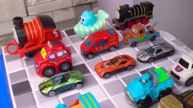 ТАЧКИ ДИСНЕЙ ПИКСАР! 🚗💦 Множество машинок катятся с цветной горки прямо в воду!