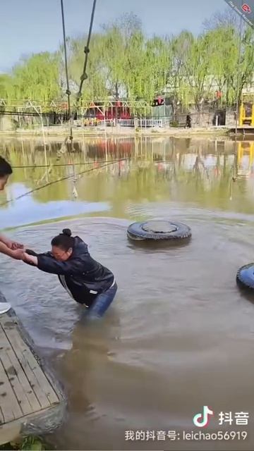Аква парк в Китае. В зимней одежде полностью упала в воду. Wetlook