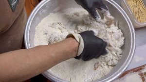 Фаршированные и жареные мидии в классическом стамбульском ресторане