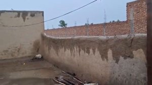 Дождь в глиняных домах в деревне Пакистана.