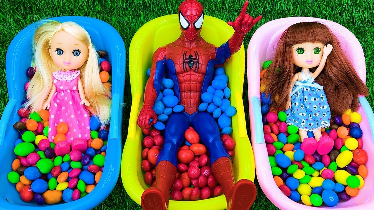 Потрясающее видео в формате Смешиваю разноцветные конфеты M&M's в ванне с Человеком-пауком и куклами