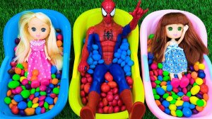 Потрясающее видео в формате Смешиваю разноцветные конфеты M&M's в ванне с Человеком-пауком и куклами
