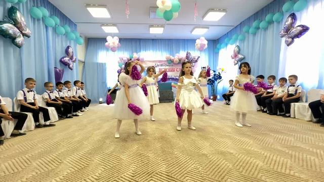 Танец девочек с помпонами 