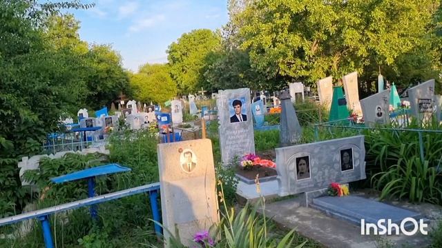 Едем к могилам наших родных.Проведать и отвезти цветы.