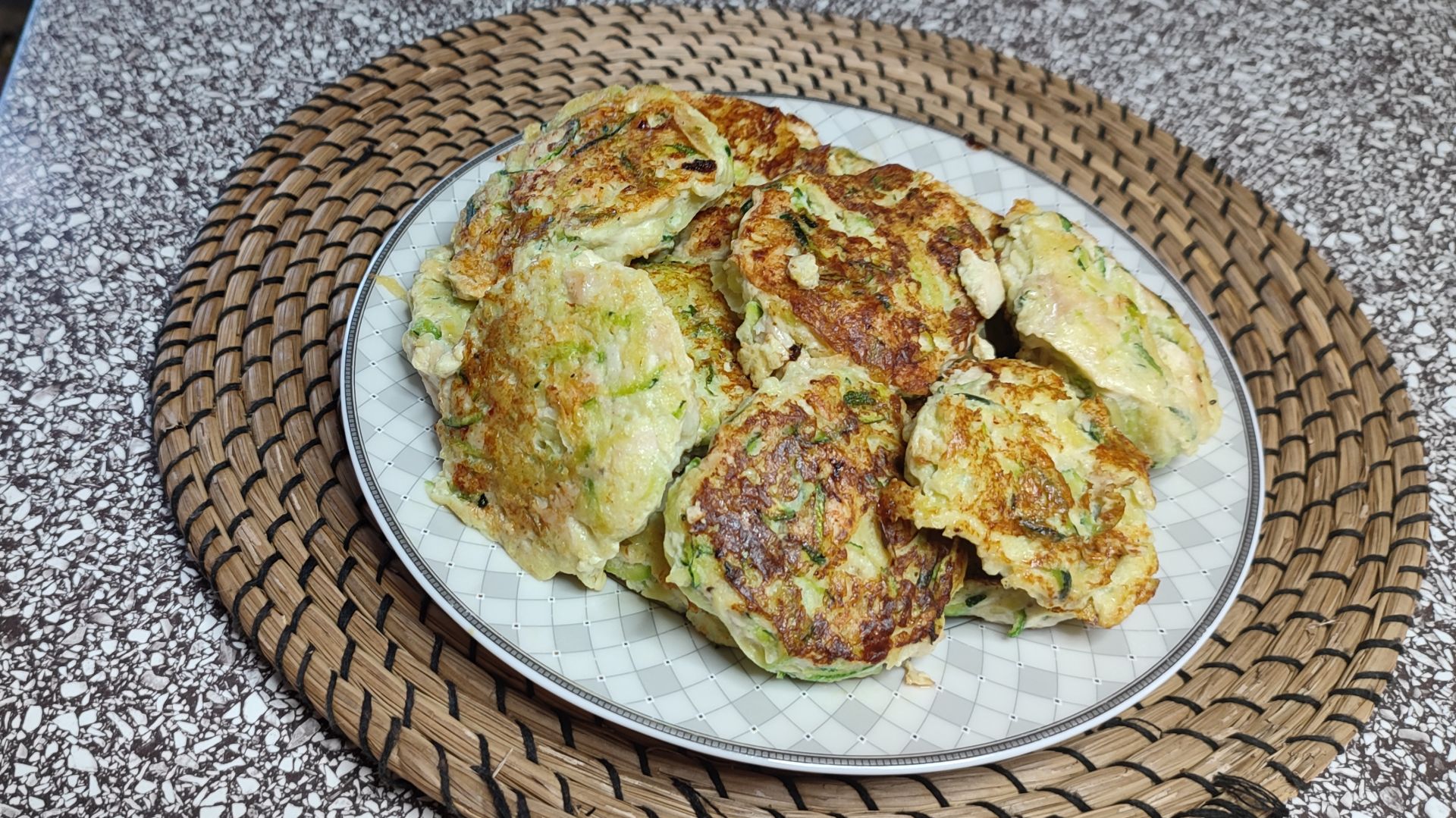 Вы обязательно должны это попробовать! Куриная грудка с кабачками - нежнее нежного смотреть онлайн