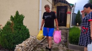 ЖИЗНЬ В. СЕЛЕ:ДОЖДЬ НЕ ДАЛ СОБРАТЬ КЛУБНИКУ/ПРОВОЖАЕМ ДЕТЕЙ