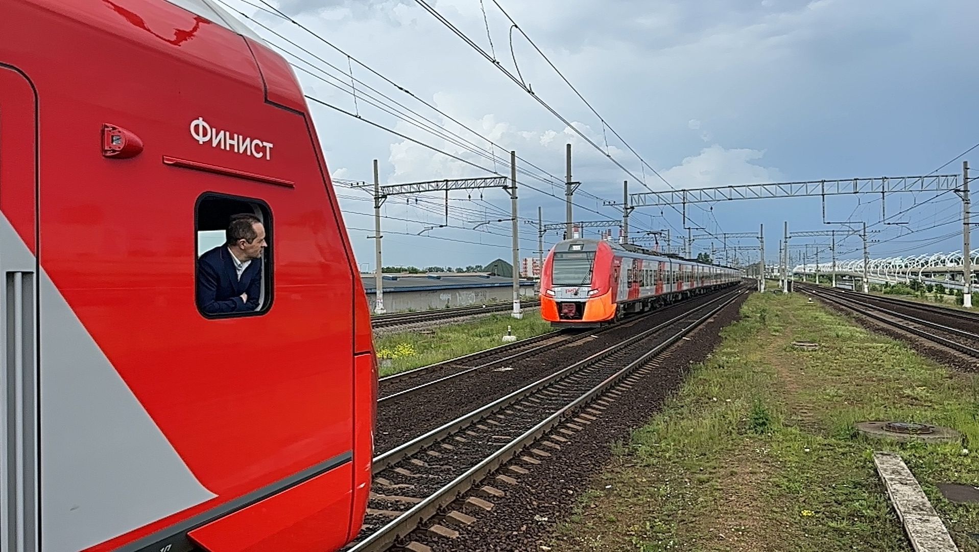Поезда в грозу на пл.Ленинский проспект, июнь 2026 года смотреть онлайн