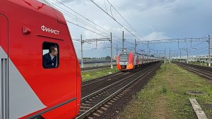 Поезда в грозу на пл.Ленинский проспект, июнь 2026 года