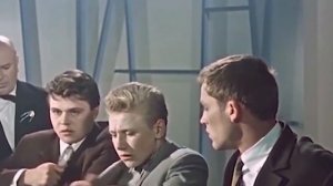 Семь нянек 1962 г- Свои излишки держи на сберкнижке! - Пополам? - Никаких пополам, дядя Витя платит!