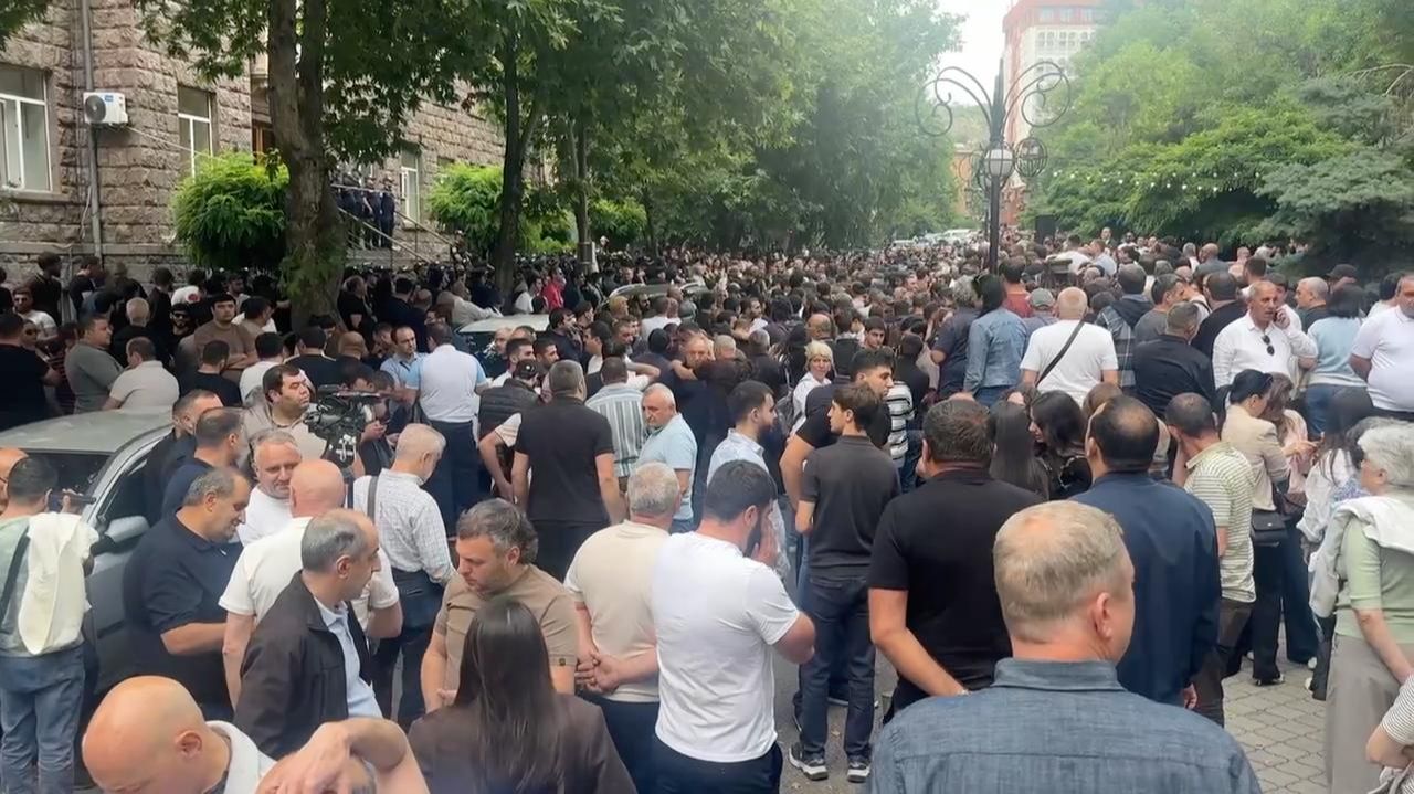 «Нас обманули и обокрали»: в Ереване проходит митинг против результатов парламентских выборов смотреть онлайн