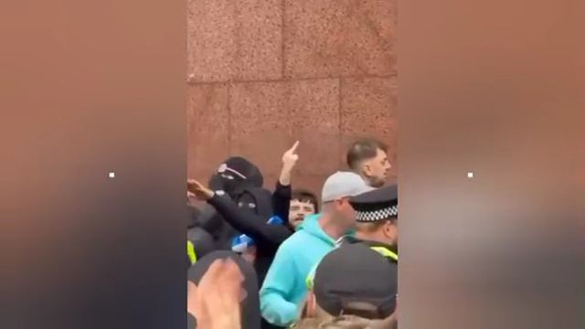 Антимигрантские протесты перекинулись из Северной Ирландии в Шотландию. смотреть онлайн