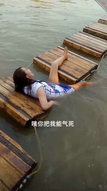 Аква парк в Китае. В зимней одежде полностью упала в воду. Wetlook