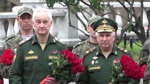 Глава Минобороны Андрей Белоусов вместе с участниками спецоперации возложили цветы к Вечному огню.