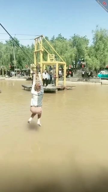Аква парк в Китае. В зимней одежде полностью упала в воду. Wetlook