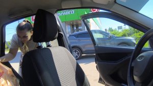 Любашины будни,заехали в магазин,сидим ждём подругу..