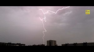 Гроза в городе, фон дождя, молнии, гром