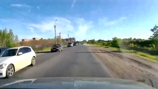 Горит автомобиль на Сухом пролете в Омске