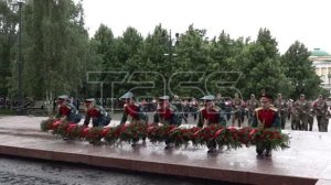 Возложение цветов к Могиле Неизвестного Солдата в Москве
