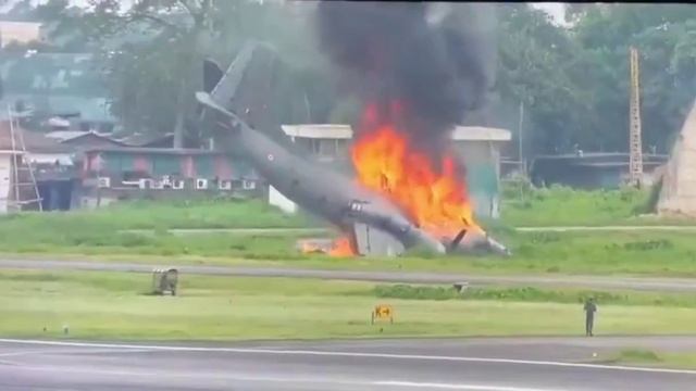 WATCH- Moment Indian Air Force An-32 plane crashes at Jorhat Air Force Station in Assam смотреть онлайн