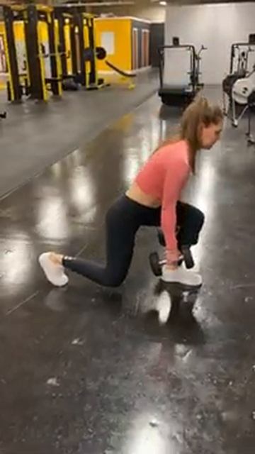 Тазодоминантные сплит приседания с гантелями / Dumbbell Split Squat Glute Dominant смотреть онлайн