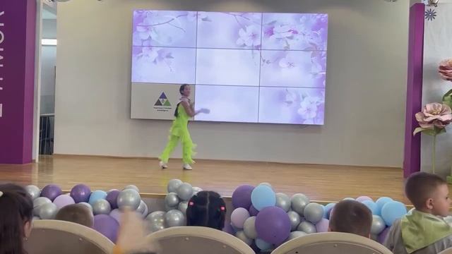 показываю себя публике. В школе