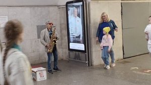 Превосходно играет на саксофоне в метро города Москвы...