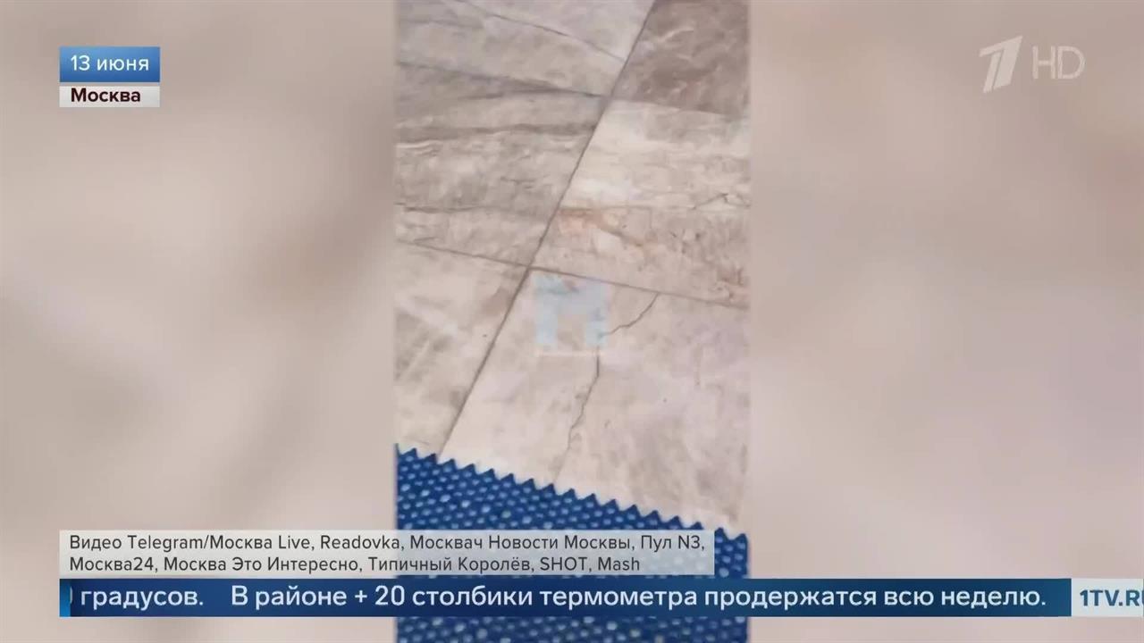 С потолка настоящий водопад: прошедший ливень затопил торговый центр в Москве.