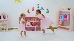 Алиса играет с забавными масками и учит Криса хорошему поведению
