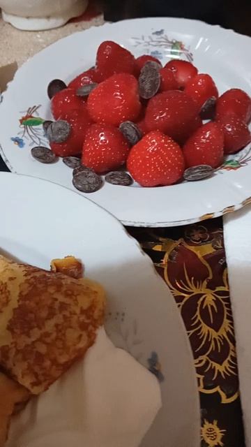 Поужинаем домашними блинчиками с мясом и клубникой?