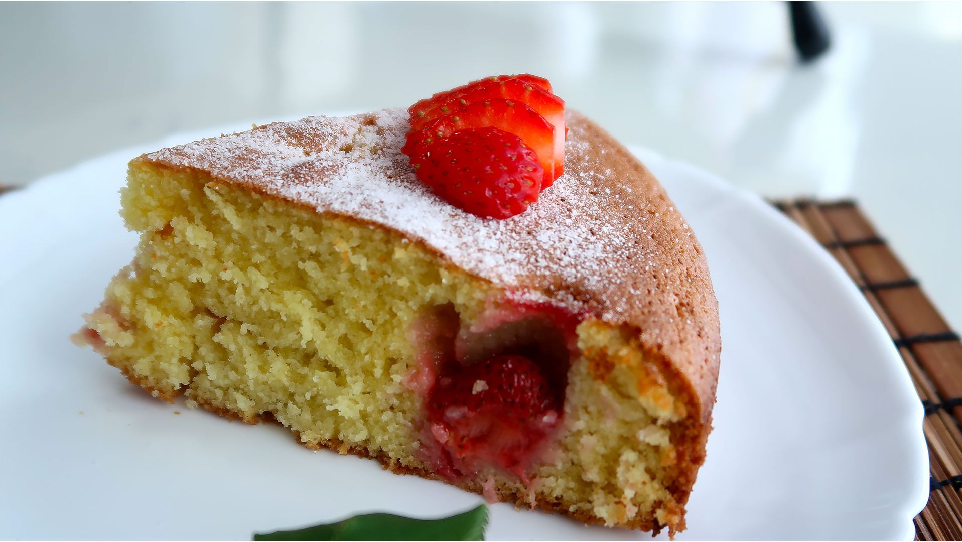 Манник на кефире с клубникой