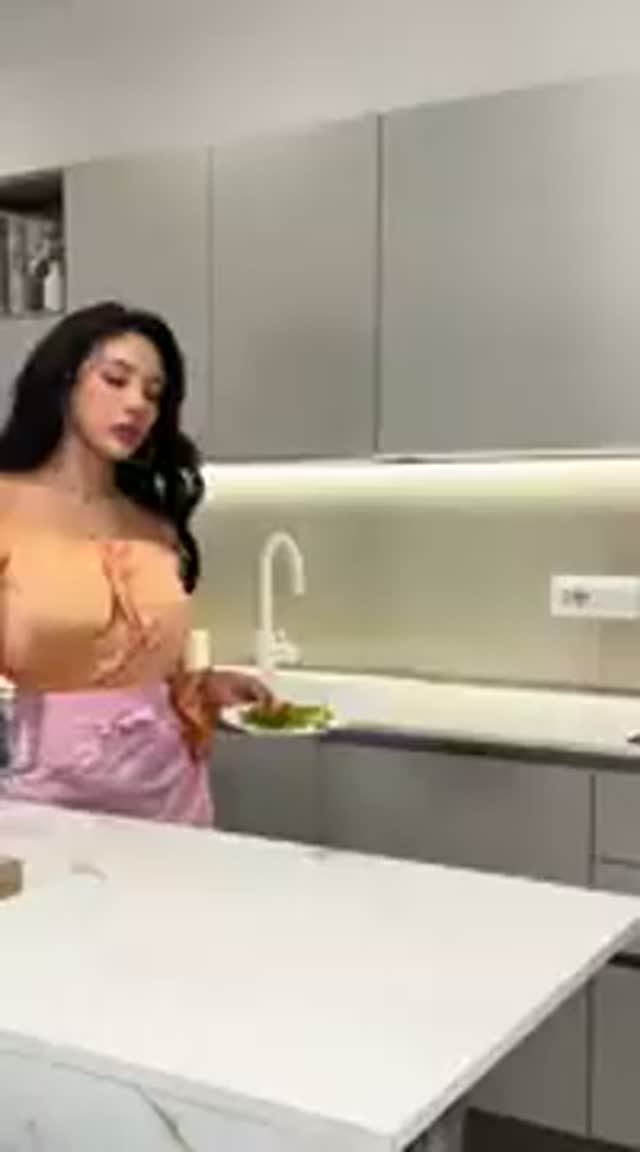 Паста с кремовыми цветками цукини.