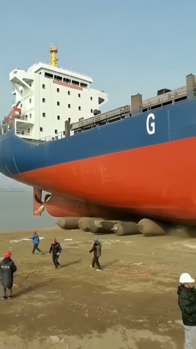 СПУСК СУДНА НА ВОДУ 1