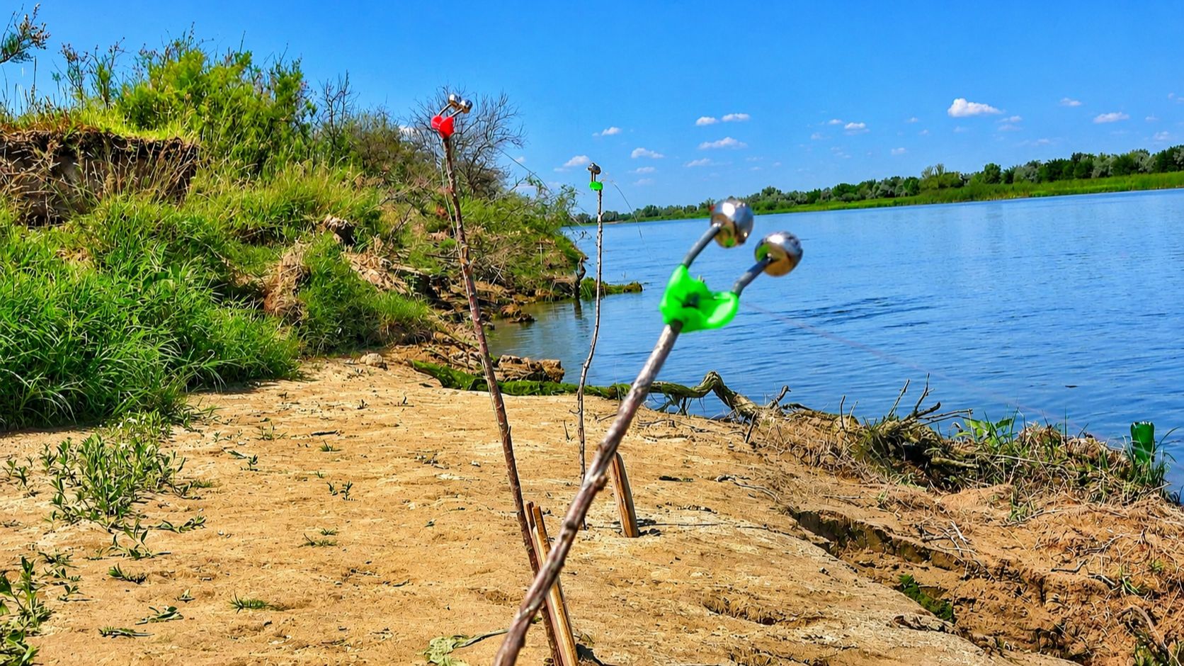 ВОДА КИПИТ, ЛОМАЮТ ТЫЧКИ! ВОТ ЭТО КЛЕВ!!! Рыбалка на донки и спиннинг. смотреть онлайн