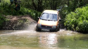Кроссовер Fiat Panda почти утонул, Haval Dargo, KIA Sorento, Pajero u BAIC BJ40 поломали бампера