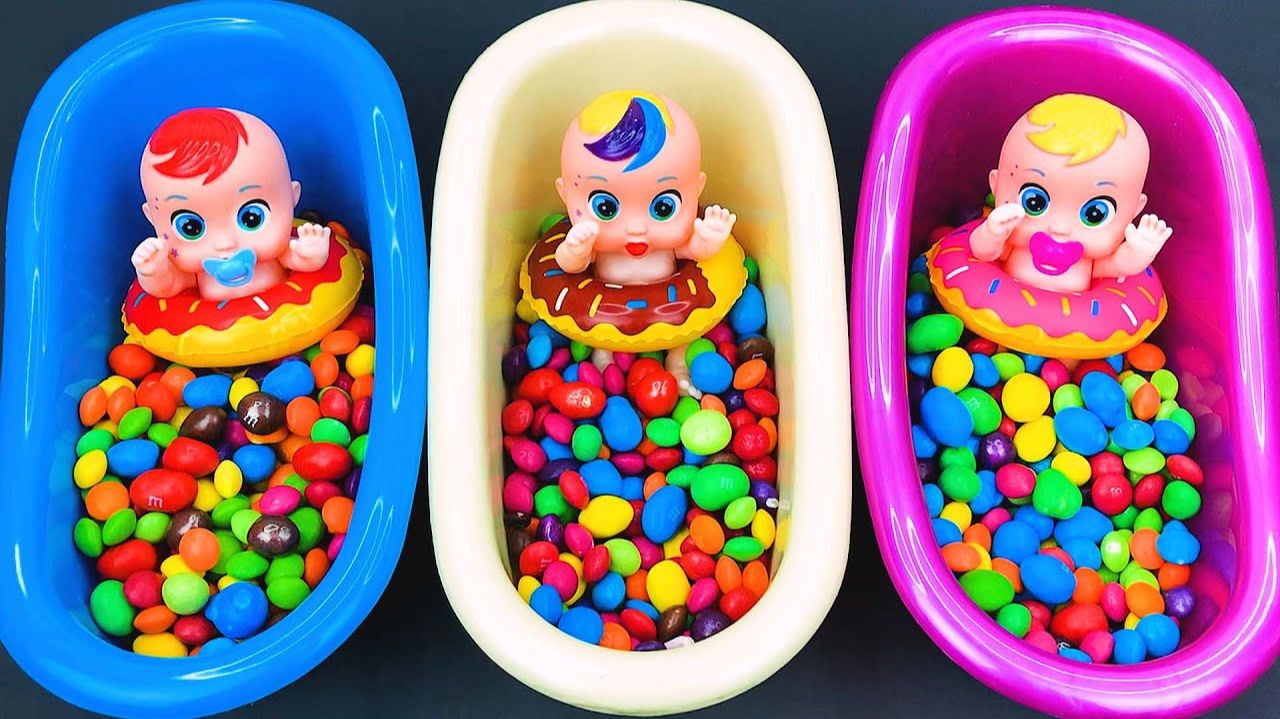 Странное видео Разноцветные ванны и 3 Волшебные куклы Смешивают конфеты Skittles и Asmr Candy M&M's