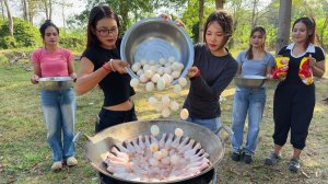 Девушки показывают потрясающий рецепт приготовления жареной курицы с яйцом