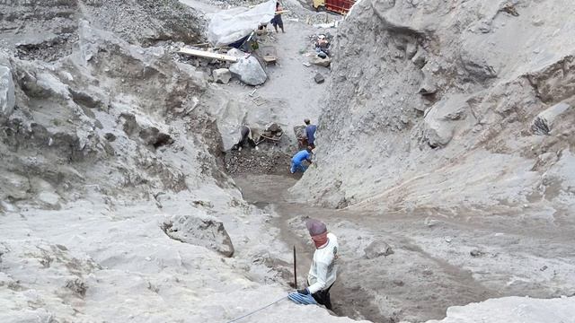 The Brave Action of Mr. Suroto and Mr. Agus from the Top of the Cliff смотреть онлайн