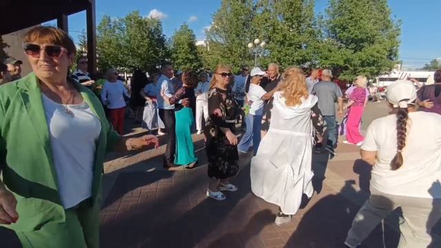 14 июня.Дарите женщинам цветы... смотреть онлайн