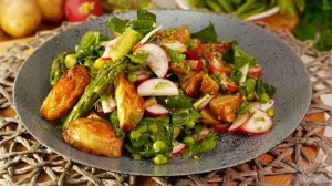 Салат из молодой картошки с горошком, спаржей и шпинатом