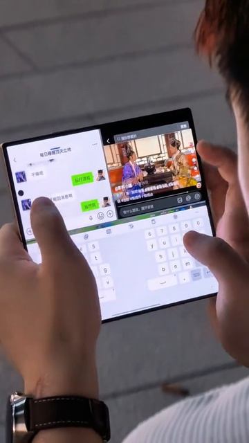 Босса СДВГ нашли в Китае: чел одновременно смотрел TikTok, переписывался в мессенджере и играл