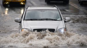 Автомобили тонут в «озерах» на улицах Москвы и Подмосковья