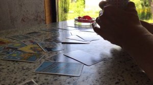 Что он скрывает за своим молчанием? Гадание Таро