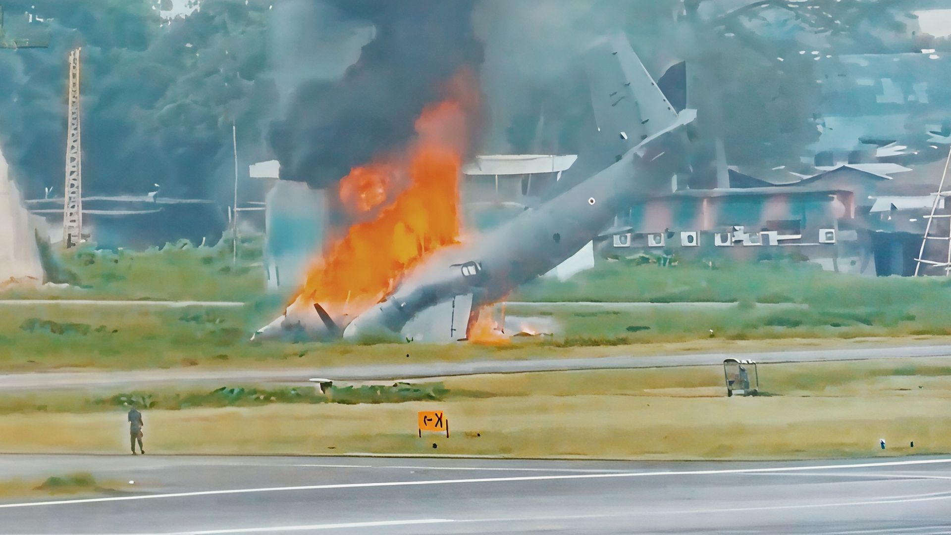 Момент крушения самолета Ан-32 ВВС Индии на авиабазе Джорхат в штате Ассам💥 смотреть онлайн