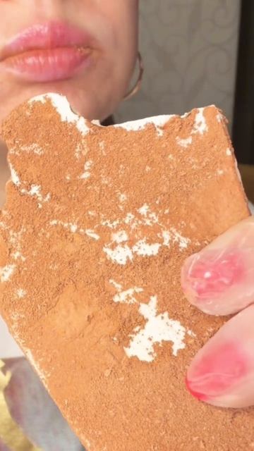 ASMR crunch of chalk in a crumb смотреть онлайн